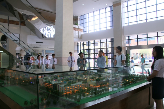 平顶山学院陶瓷学院吴书记一行莅临参观中国陶瓷总部