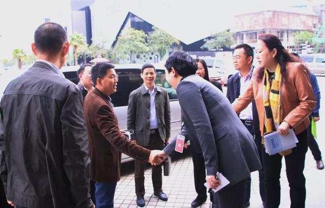 关注|省政府相关单位领导一行莅临中国陶瓷总部考察