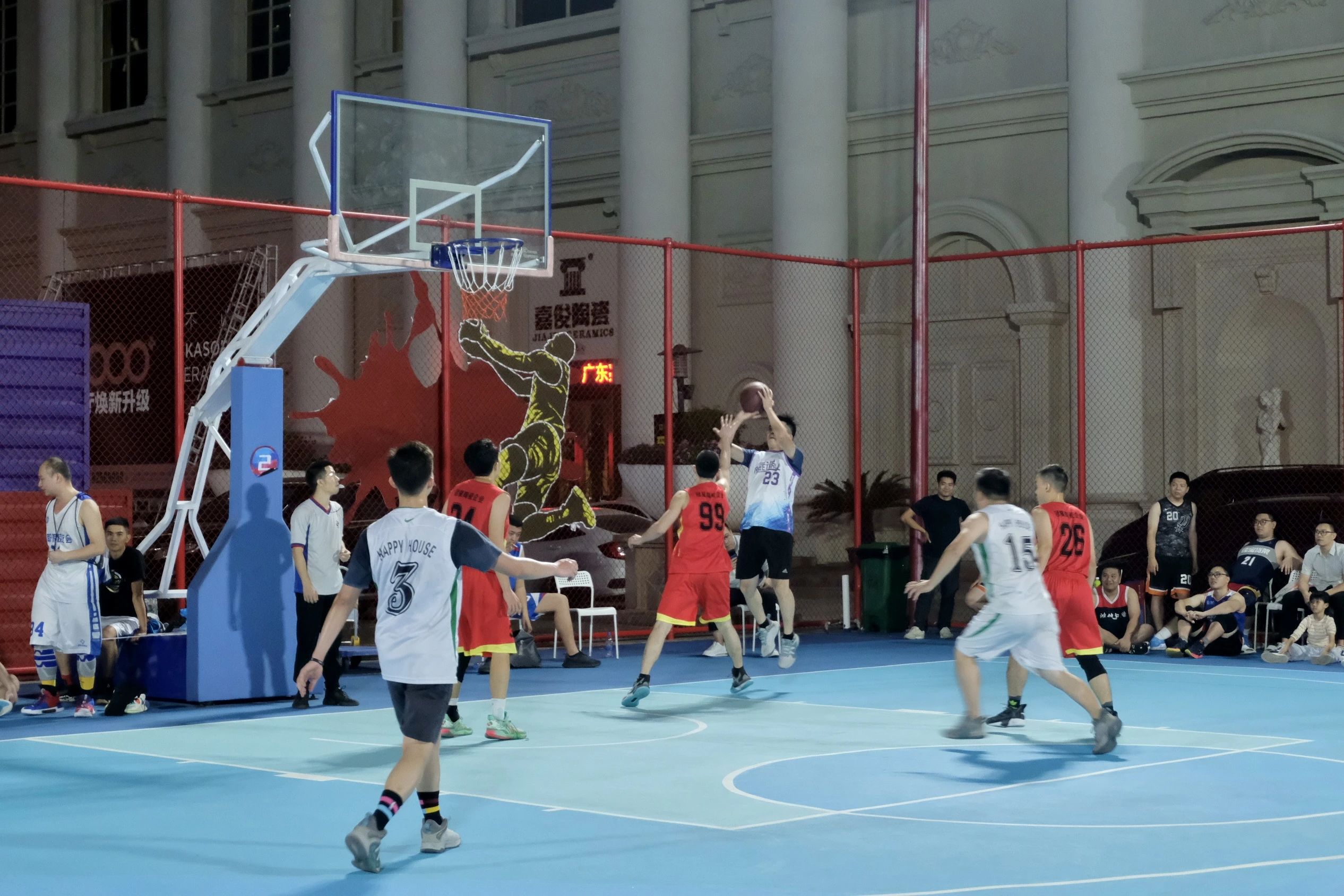 在南庄，这个篮球场有点“色”也有点“全能”！